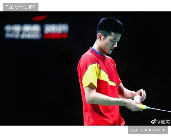 谌龙退役后住进月租5万的上海顶层复式，每天早上六点雷打不动去楼下咖啡店买两杯美式——一杯自己喝，一杯喂流浪猫