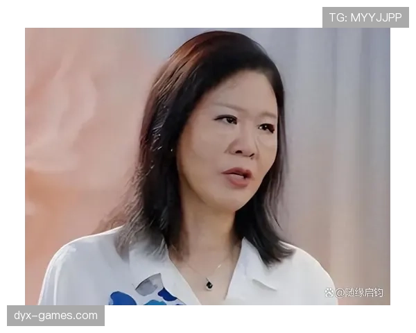 郎平那股赛场气场一撤，逛街随手一拎的东西就让人怀疑人生